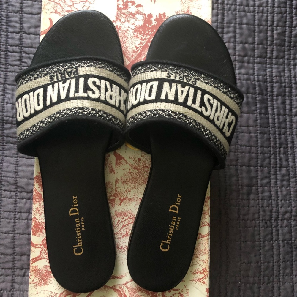 ‼️SOLD ‼️ Designer Sandals 🩴 7.5 womens